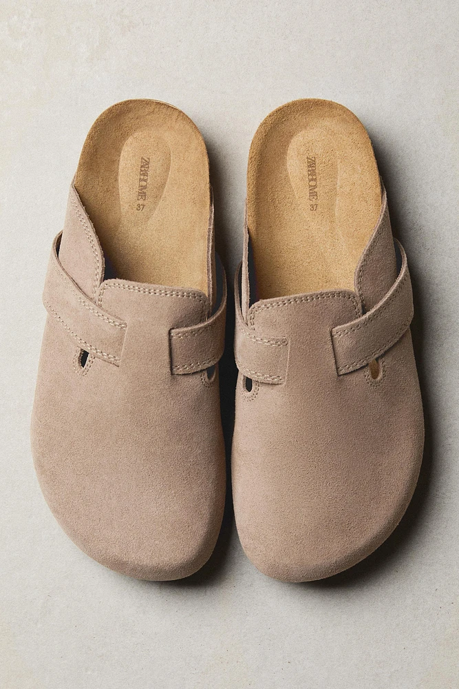 LEATHER CLOGS WITH STRAP