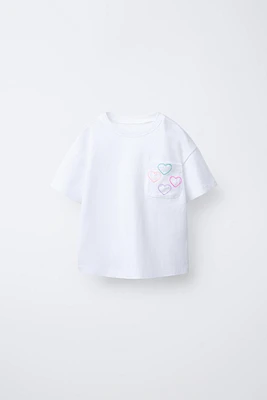 T-SHIRT À POCHE BRODÉE