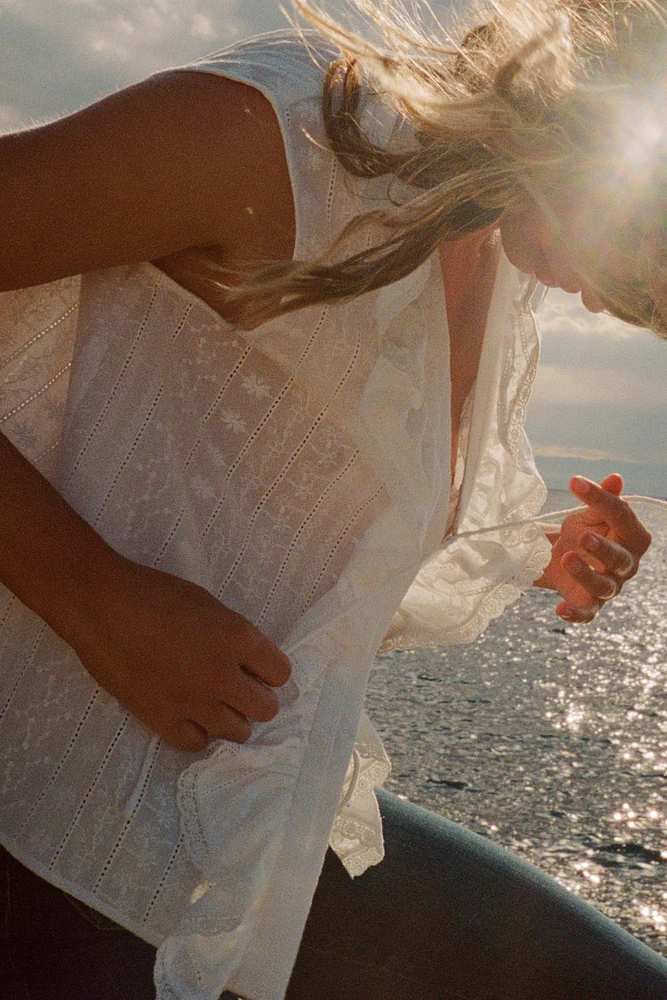 CHEMISE BRODÉE PERFORÉE À VOLANTS