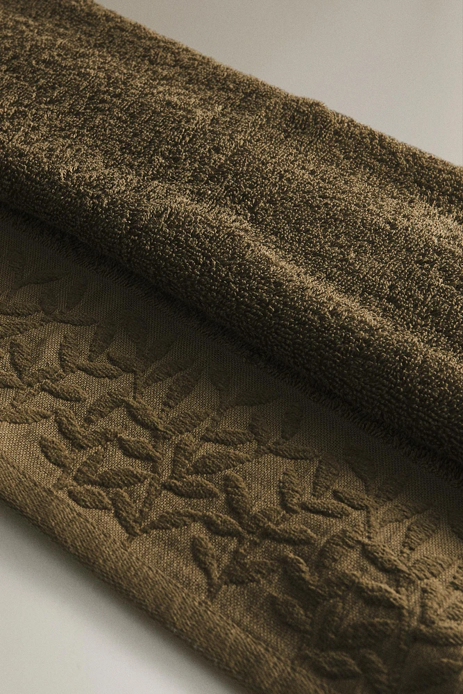 BATH TOWEL WITH FLORAL APPLIQUÉ