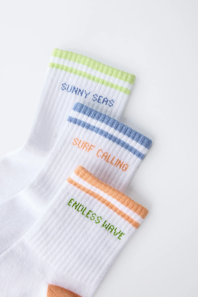 LOT DE TROIS PAIRES CHAUSSETTES RAYURES ET INSCRIPTION
