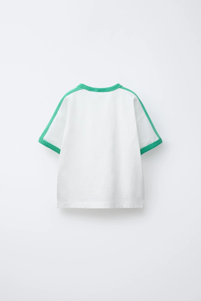 T-SHIRT À INSCRIPTION IMPRIMÉE EN RELIEF