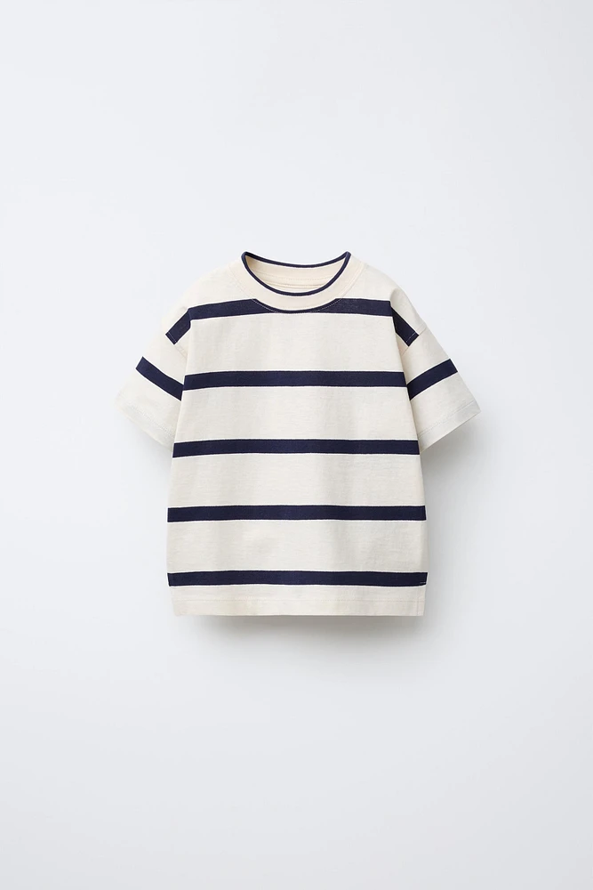 T-SHIRT À RAYURES ET ÉTIQUETTE