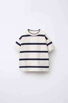T-SHIRT À RAYURES ET ÉTIQUETTE