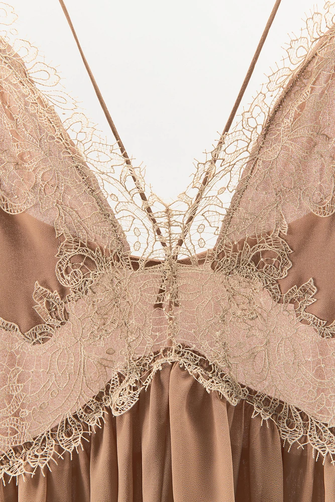 ROBE ASYMÉTRIQUE À VOLANTS ET DENTELLE