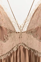 ROBE ASYMÉTRIQUE À VOLANTS ET DENTELLE