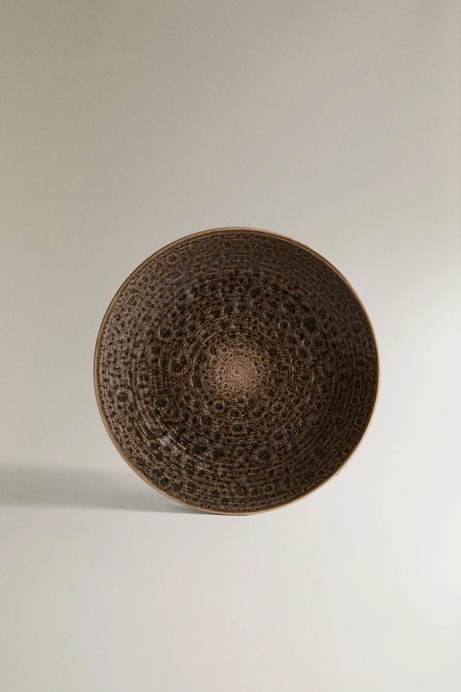 DESSERT PLATE WITH RAISED DESIGN