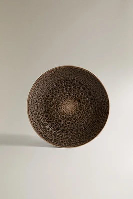 DESSERT PLATE WITH RAISED DESIGN