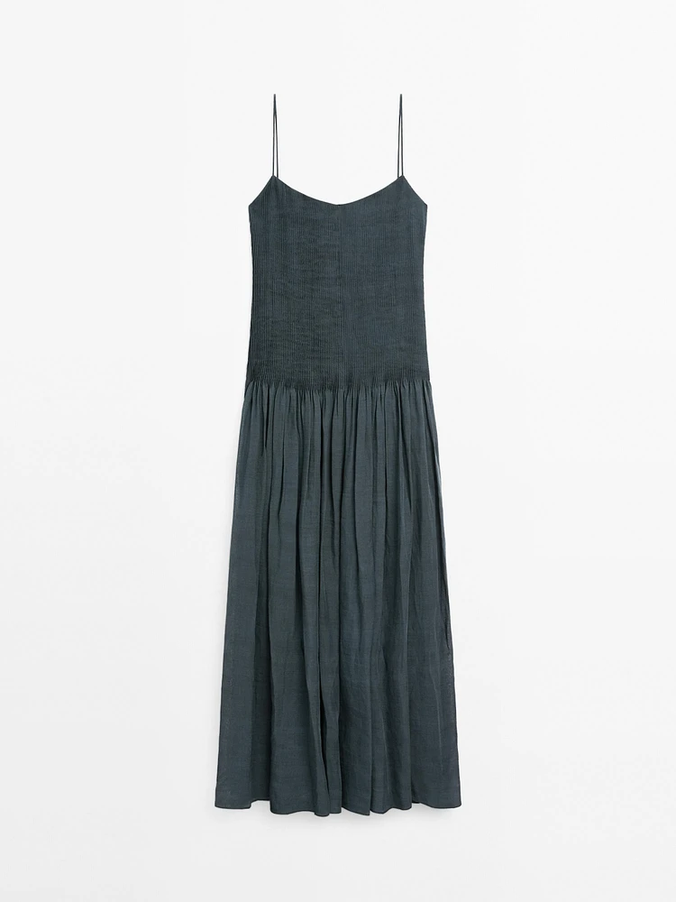 Long flounce dress with pintucks