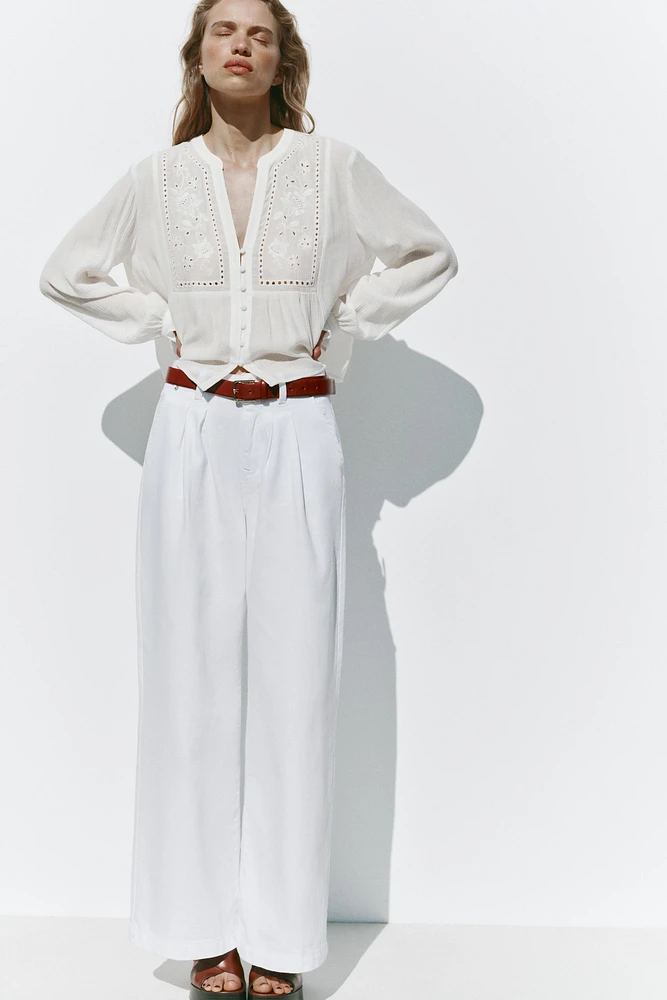 EMBROIDERED EYELET CROPPED BLOUSE