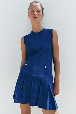 ROBE EN MAILLE À PLIS PLATS
