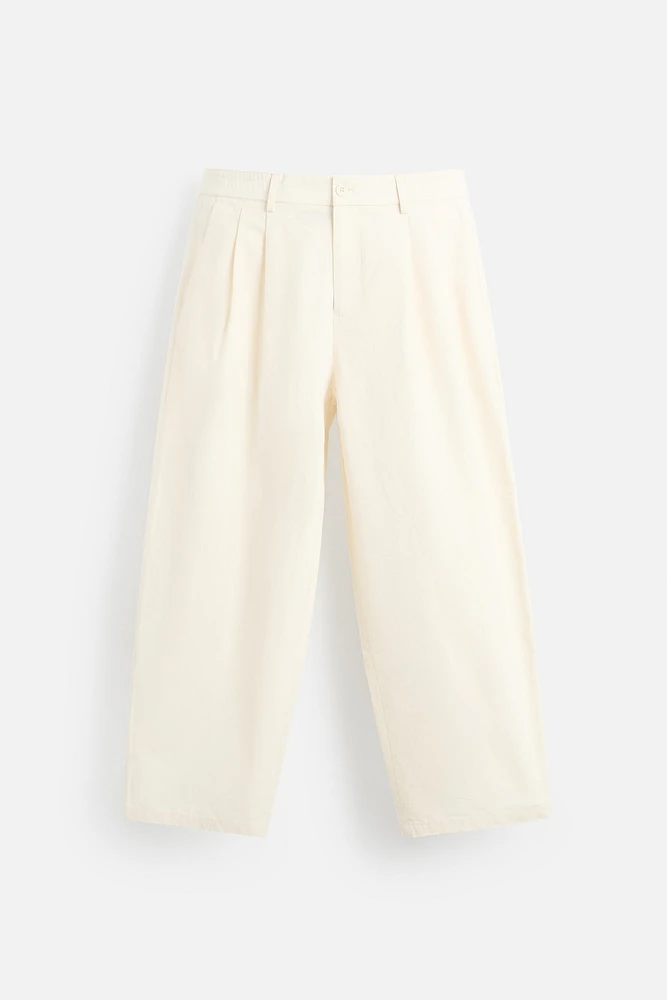 PANTALON CHINO À PLIS