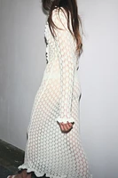 ROBE LONGUE EN MAILLE POINTELLE À VOLANTS