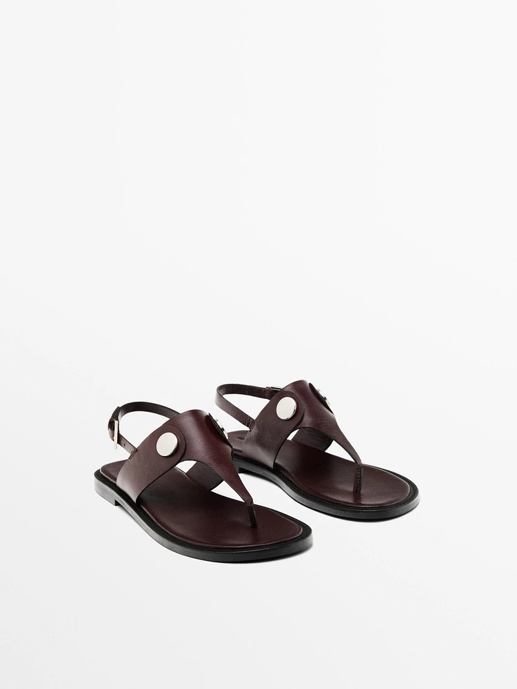 Flat sandals with buttons