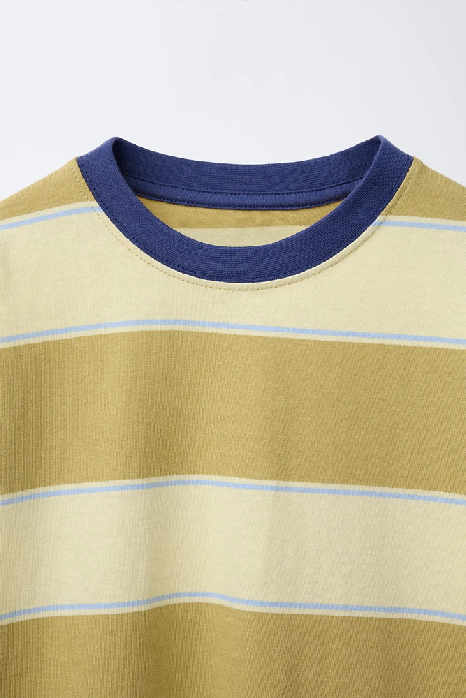 T-SHIRT À RAYURES ET ÉTIQUETTE