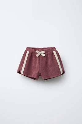 BERMUDA EN TISSU ÉPONGE AVEC BANDE LATÉRALE