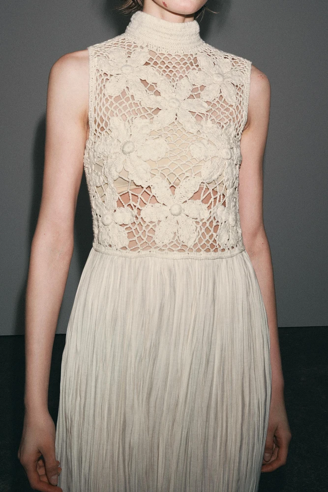 ROBE EN MATIÈRES VARIÉES BRODERIES FLEURS