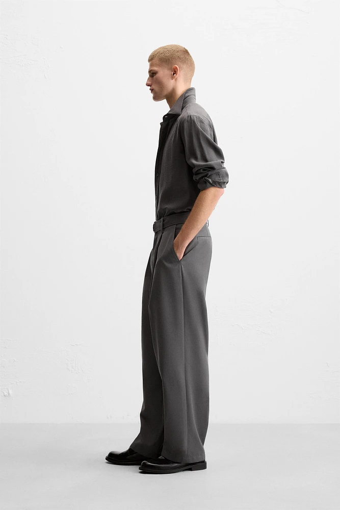 PANTALON À PLIS ET CEINTURE