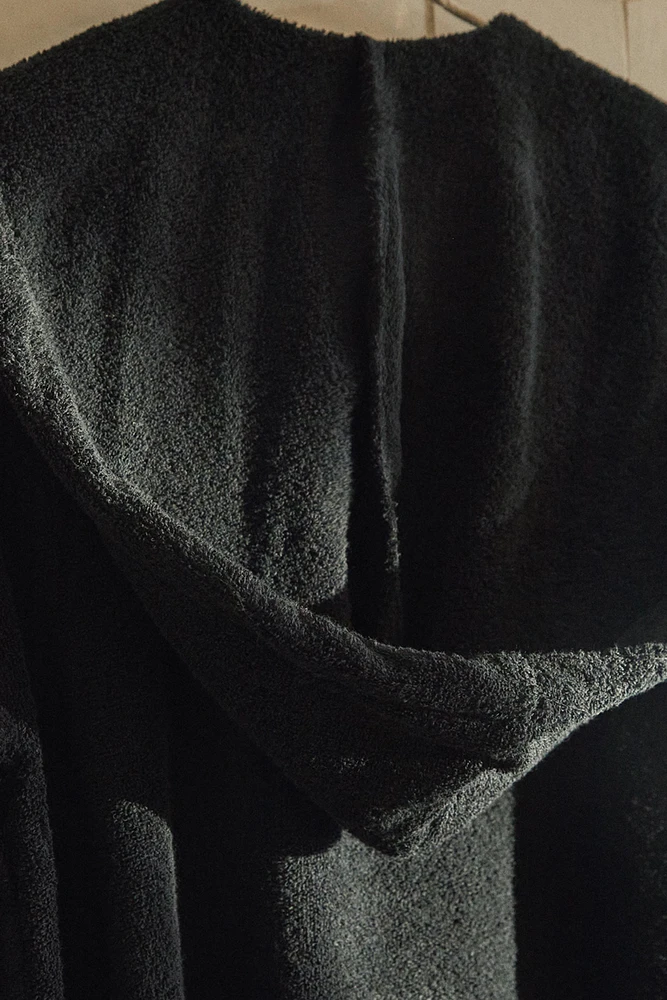 (360 GXM²) HOODED BATHROBE