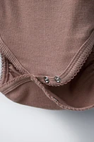 LOT DE DEUX BODYS COL KIMONO EN LAINE MÉRINOS AVEC MINAUDIÈRE