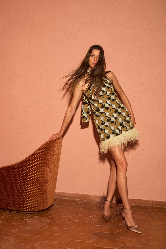 ROBE COURTE IMPRIMÉE GÉOMÉTRIQUE PLUMES