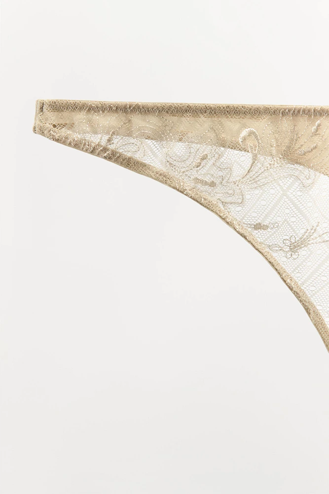 CULOTTE EN DENTELLE BRODÉE