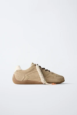 TENNIS EN CUIR À LACETS
