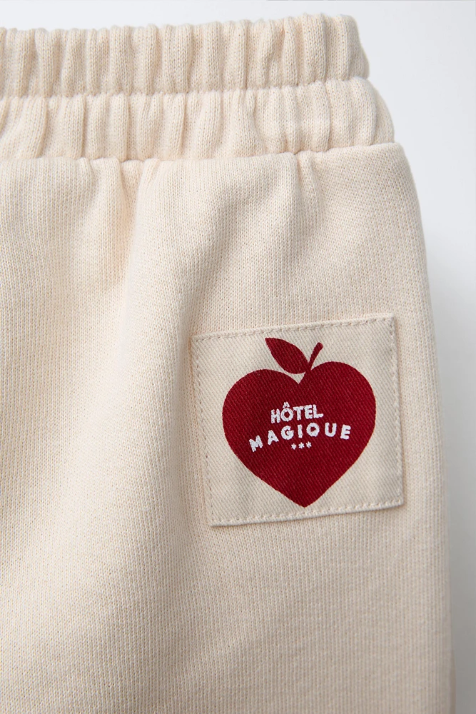 PANTALON DROIT EN MOLLETON HÔTEL MAGIQUE © X ZARA