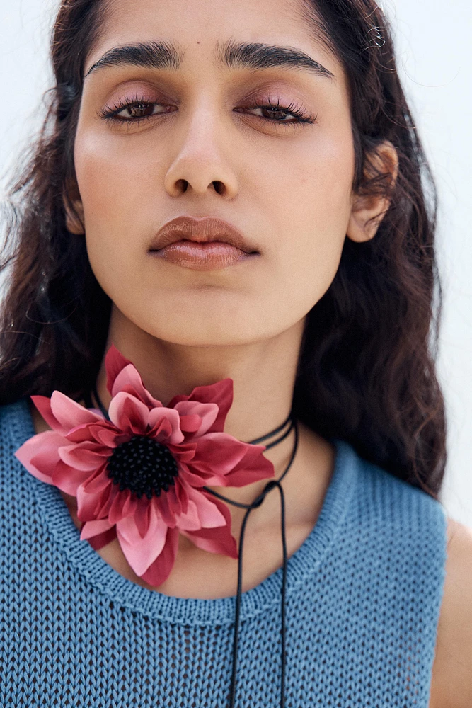 COLLIER CORDE FLEUR CONTRASTE