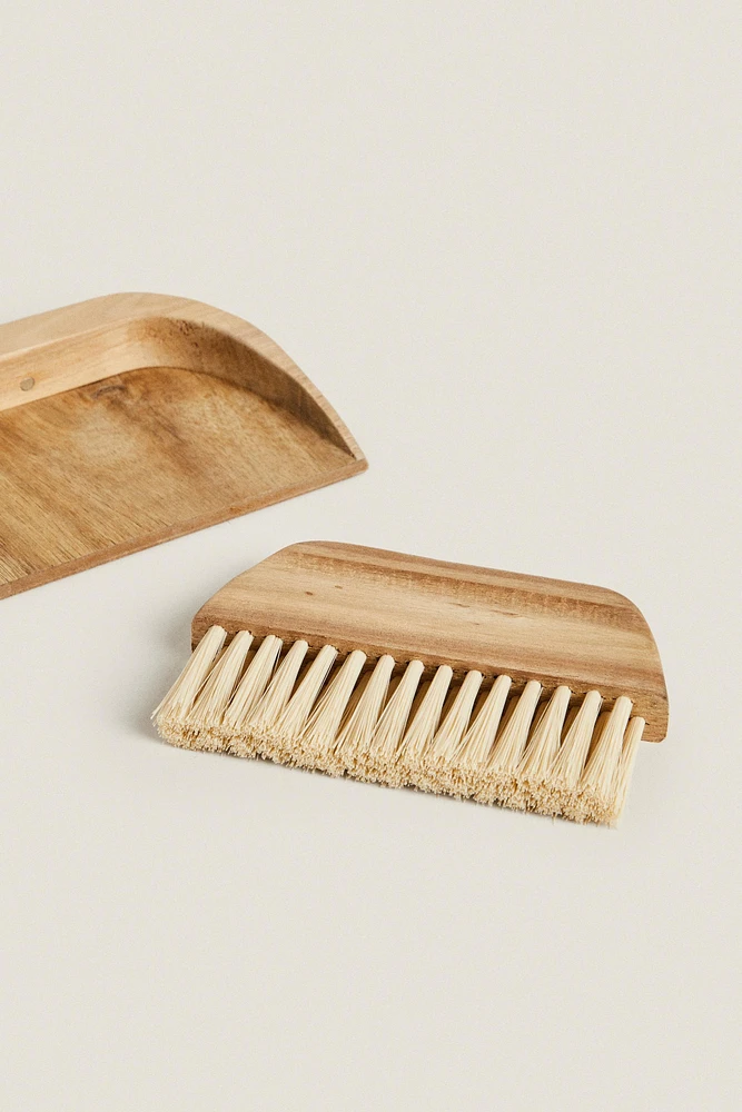 WOODEN DUSTPAN AND BRUSH