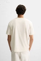 T-SHIRT BRODÉ EN MATIÈRES VARIÉES