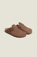 LEATHER CLOGS WITH BUCKLE
