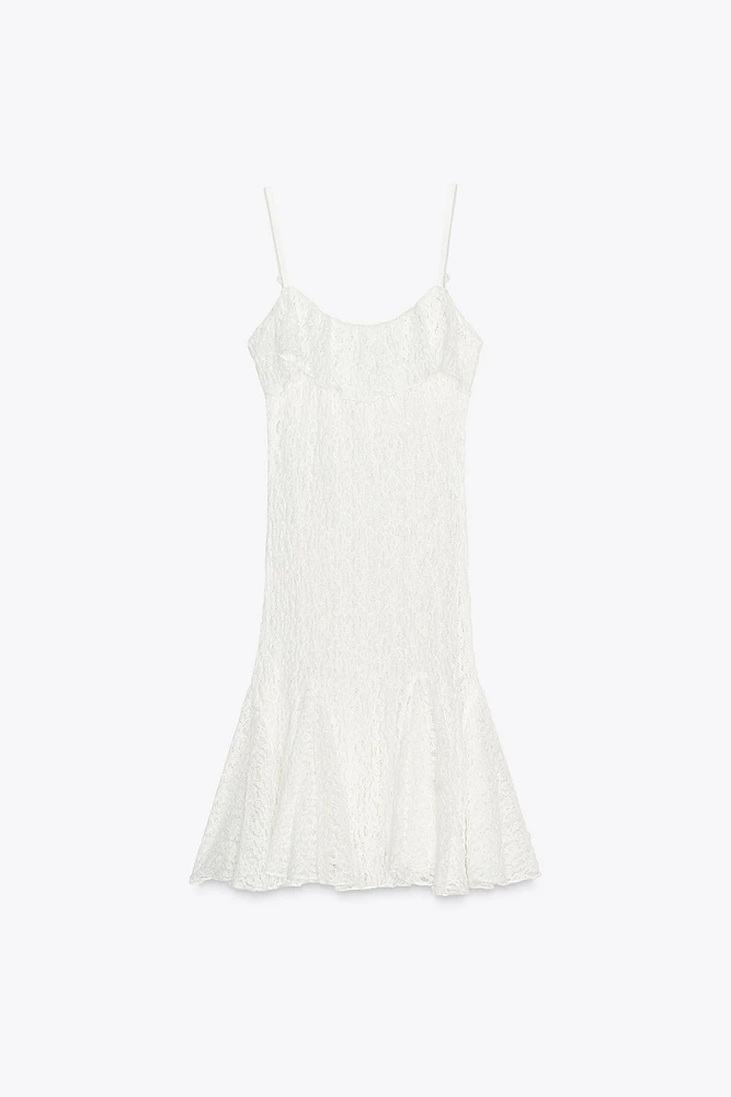 ROBE COURTE EN DENTELLE À GODETS