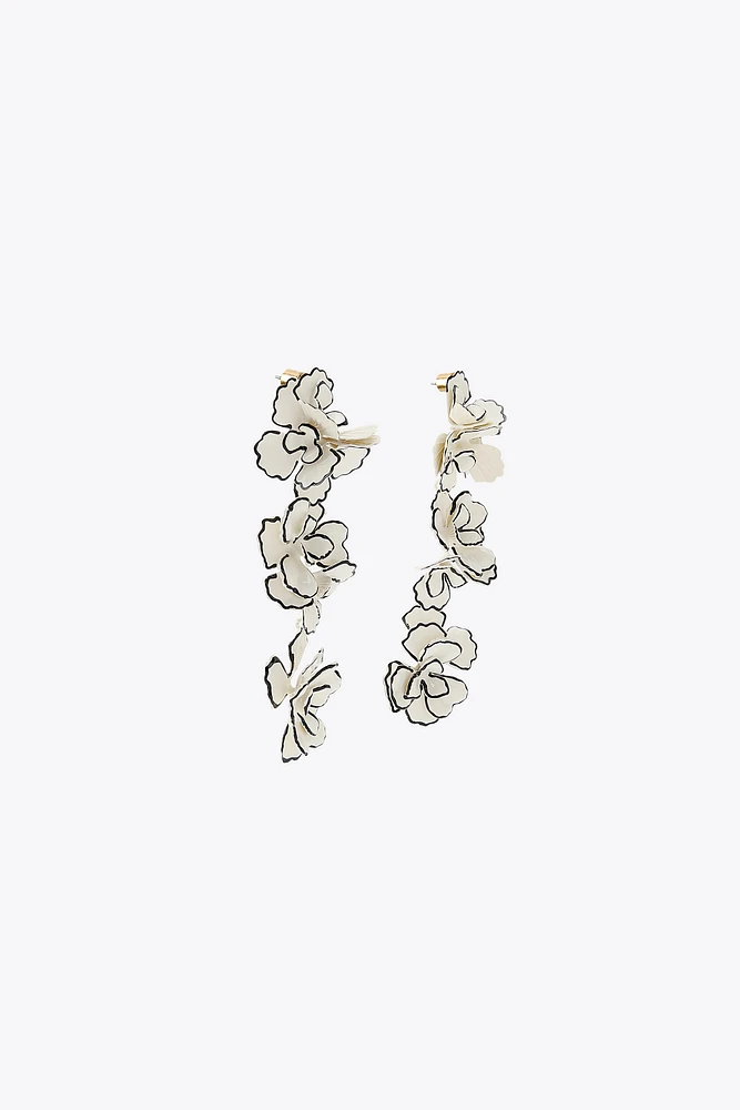CONTRAST FLOWER EARRINGS