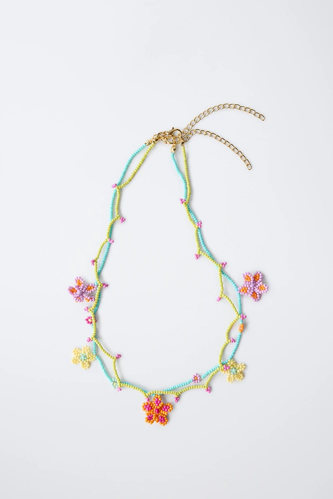 LOT DE DEUX COLLIERS FANTAISIE FLEURS