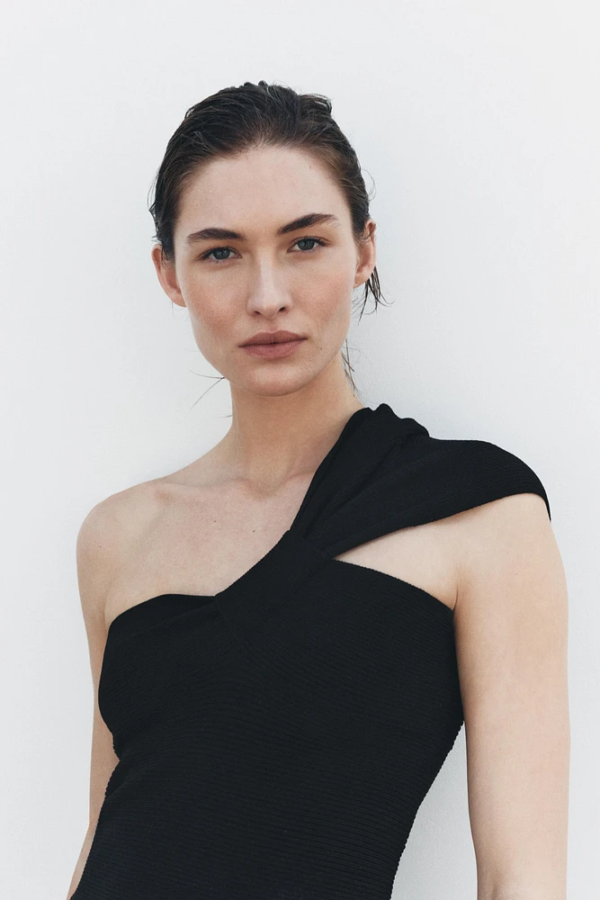 ASYMMETRICAL KNIT TOP