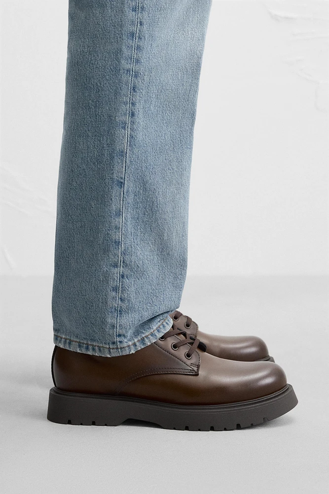 BOTTES À LACETS ET SEMELLES VOLUMINEUSES