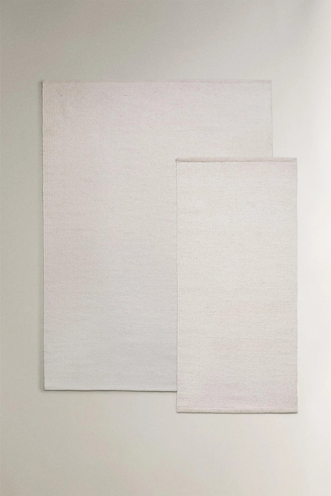 LIGHT-COLORED WOOL AREA RUG