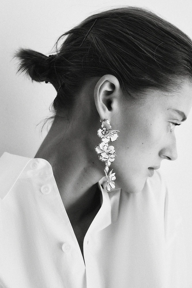 CONTRAST FLOWER EARRINGS