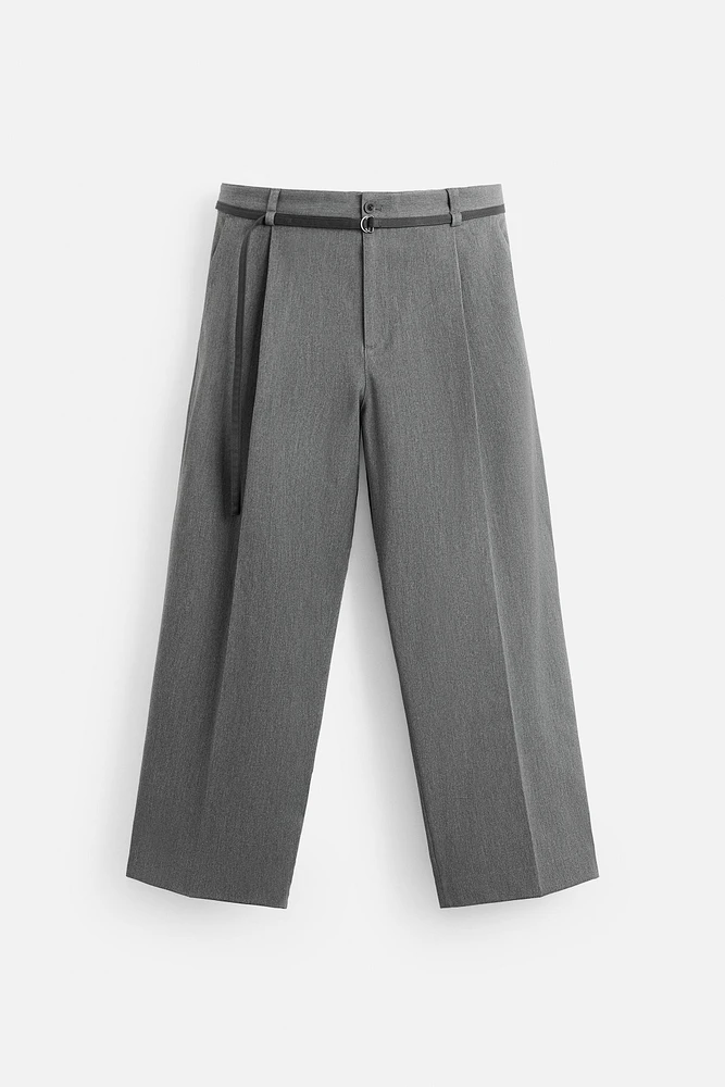 PANTALON À PLIS AVEC CEINTURE