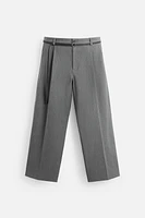 PANTALON À PLIS AVEC CEINTURE