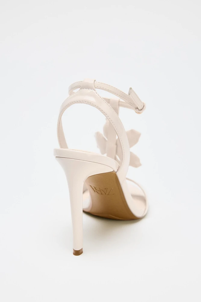 SANDALES À TALONS EFFET VERNI FLEUR