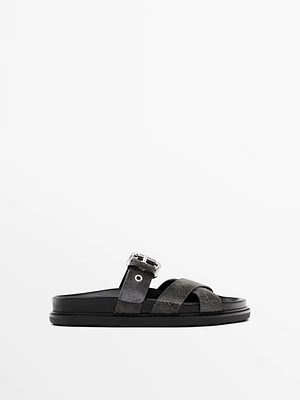 Sandales croisées en cuir craquelé
