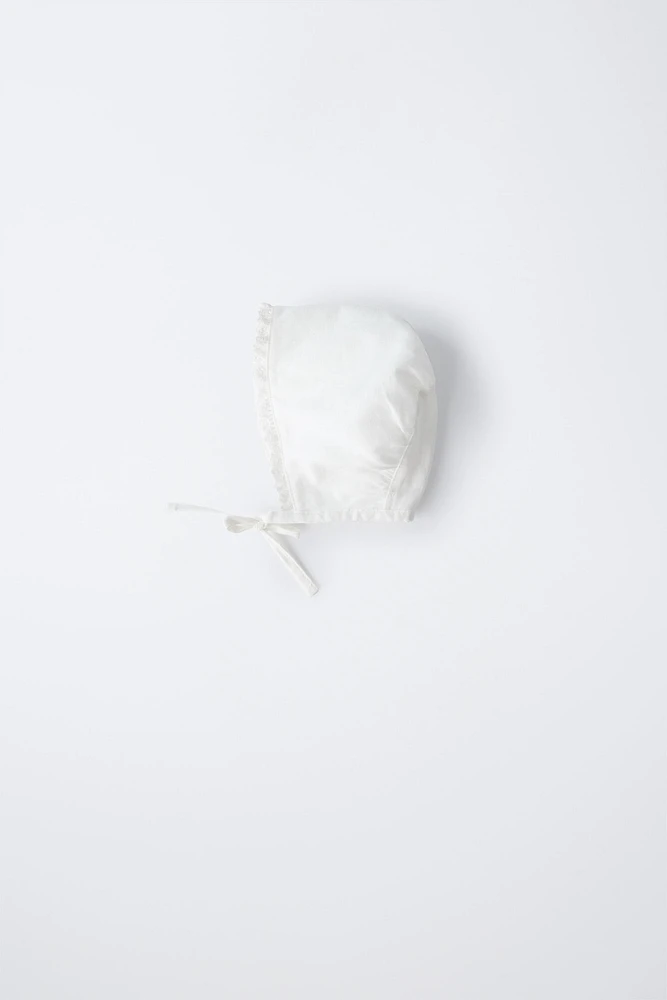 PLAIN LINEN BONNET WITH LACE