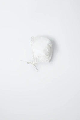 PLAIN LINEN BONNET WITH LACE