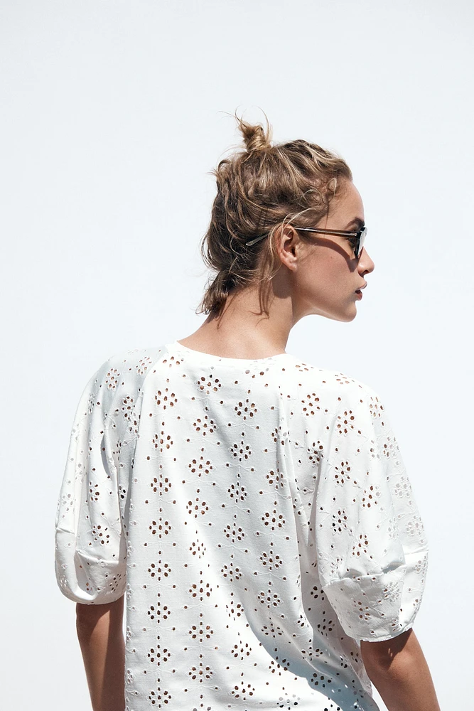T-SHIRT BRODÉ ET PERFORÉ
