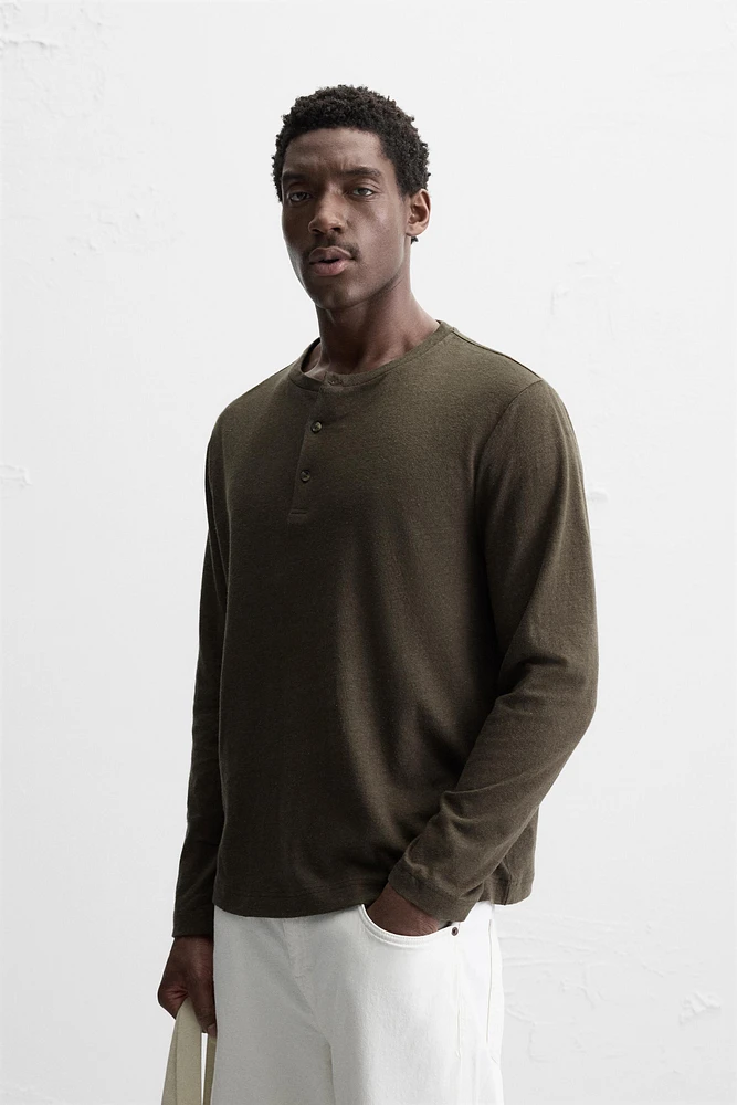 COTTON LINEN BLEND BUTTON NECK T-SHIRT