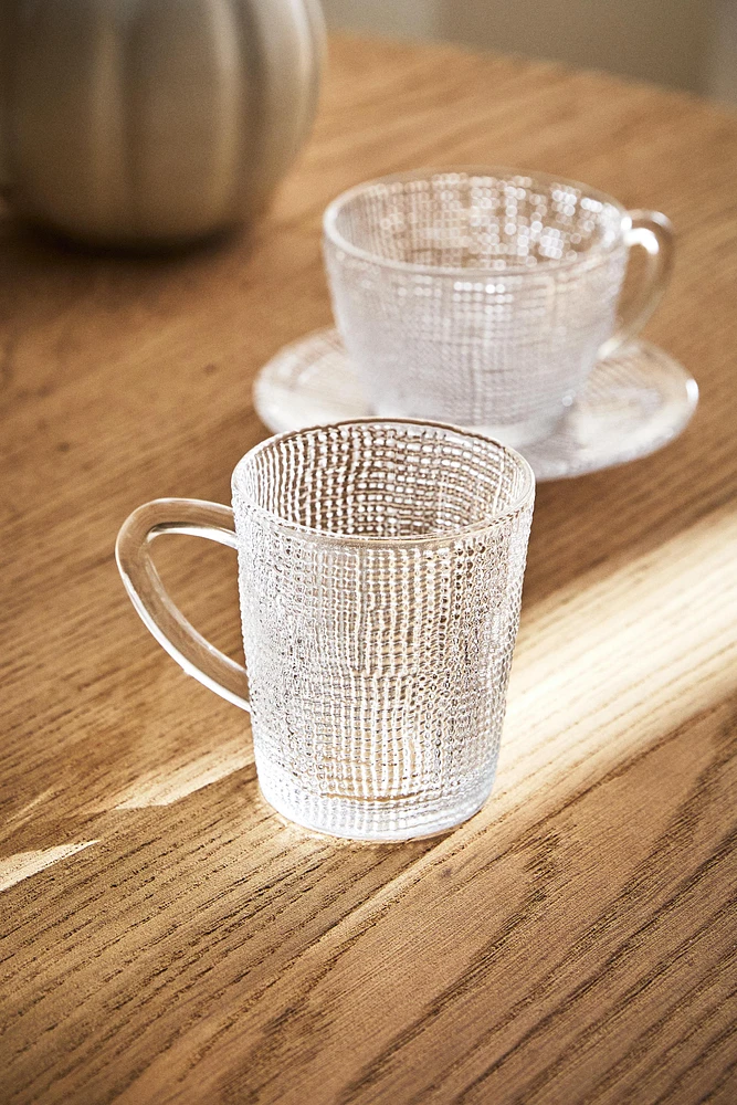 GLASS CUP WITH RAISED DESIGN