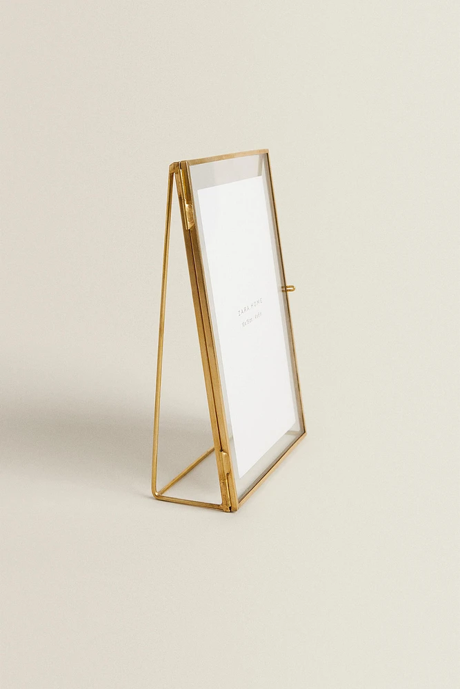 TRIANGULAR STRUCTURE PICTURE FRAME