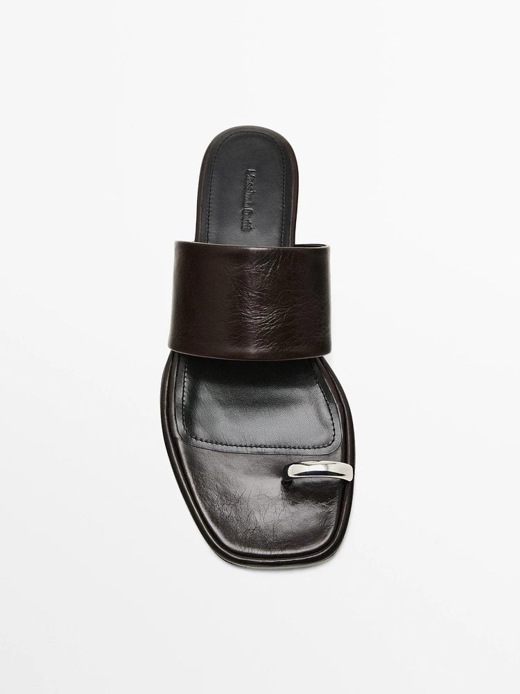 Sandales plates en cuir avec bague